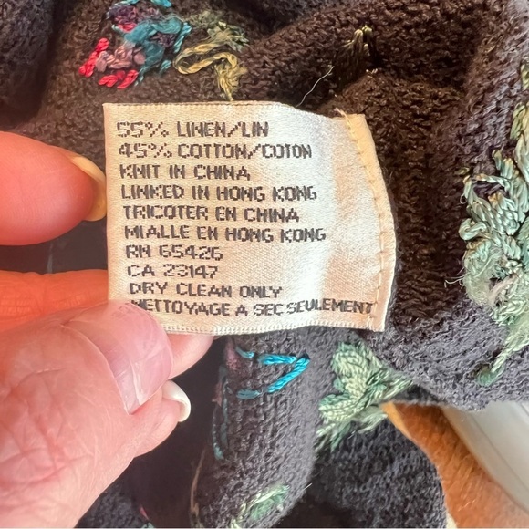 Stunning Floral Embroidered Black Sweater - Size Medium - Picture 7 of 7